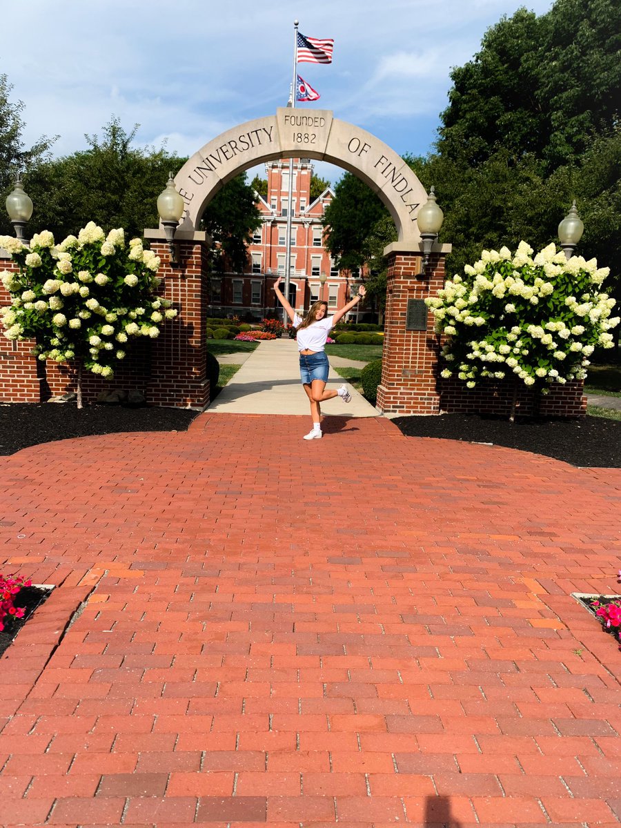 gmelnick3's tweet photo. Happy first day of college!! Excited to be a freshie again, here’s to the next 4!! 🤩 #gooilers https://t.co/iqPktqGuN9