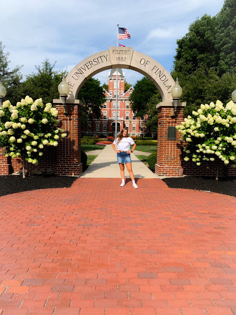 gmelnick3's tweet photo. Happy first day of college!! Excited to be a freshie again, here’s to the next 4!! 🤩 #gooilers https://t.co/iqPktqGuN9