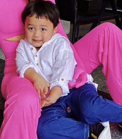 พี่พายุเหมือนเด็กแม่พาไปขอถ่ายรูปคู่กับดาราอ่ะ ยิ้มเกร็งมาก 5555555555555