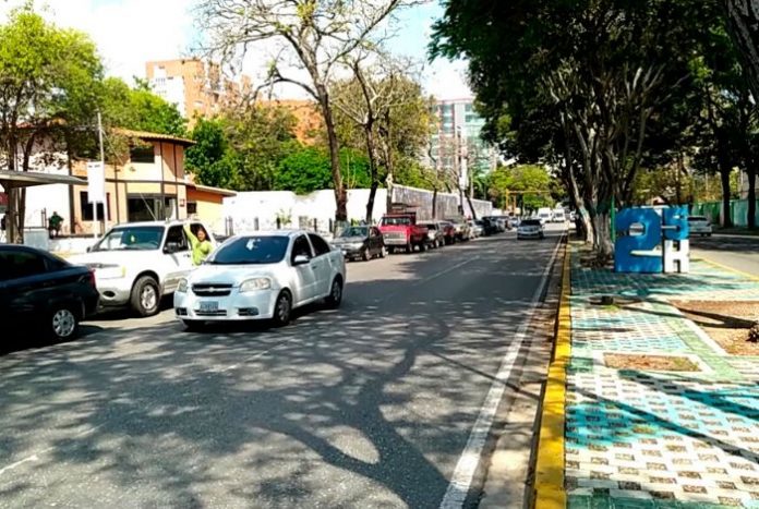 elimpulsocom's tweet photo. #YoLoCubro Usuarios reportan que permanecieron 5 días en la Estación de Servicio Premium del C.C Churún Merú de #Barquisimeto y surtieron gasolina sólo a un lote de vehículos. La mayoría fueron retirados por órdenes de la #Zodi #Lara #17Ago https://t.co/yOGzI5vB5c