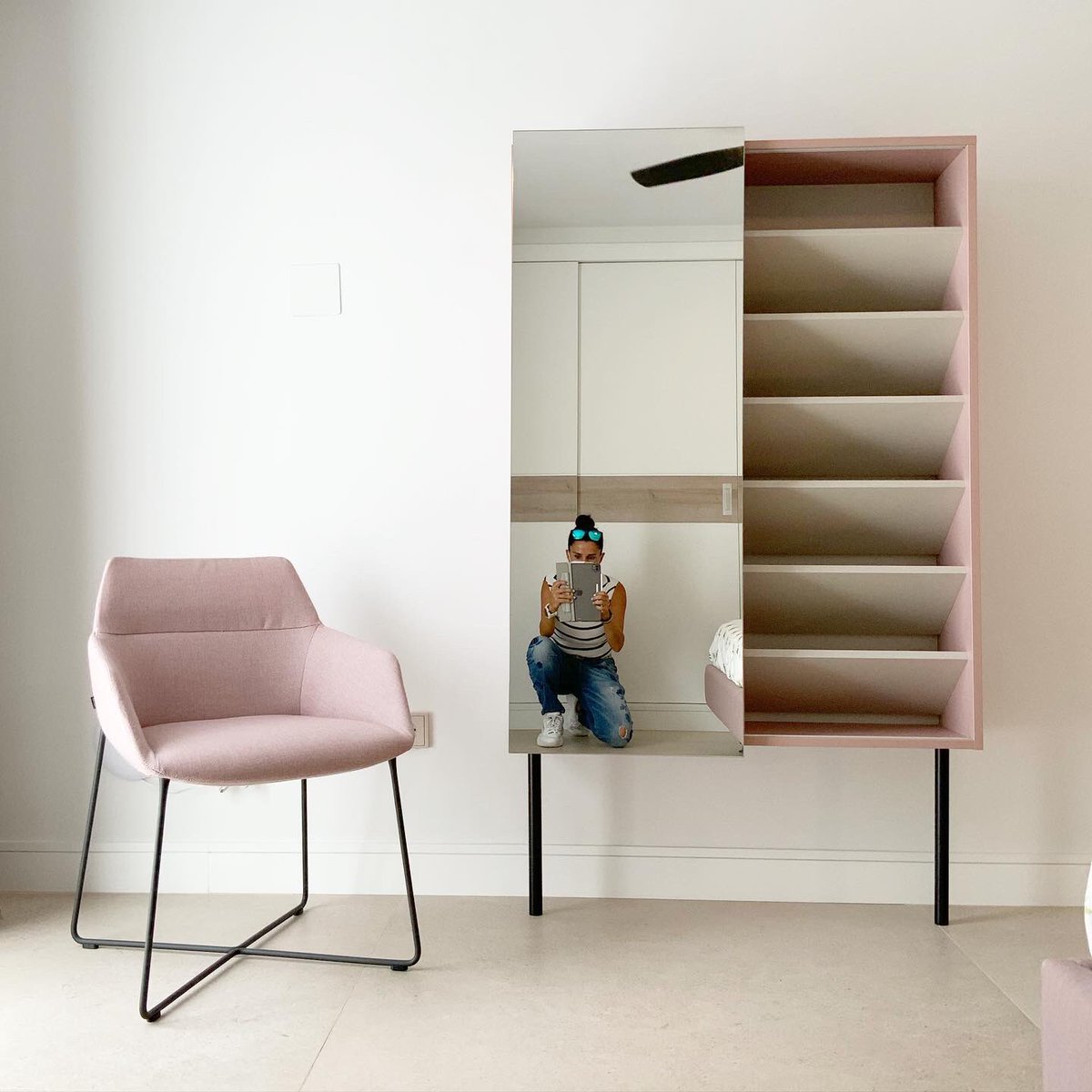 ZogoStudio's tweet photo. Un dormitorio diferente para una adolescente atrevida
Muebles de @antaix, silla #dunasxs de @inclass_design, ventilador de @FaroBarcelona, #papelpintado de @leroymerlin_es  #interiordesign #marbella #proyectodeco https://t.co/sStHPYB9gf
