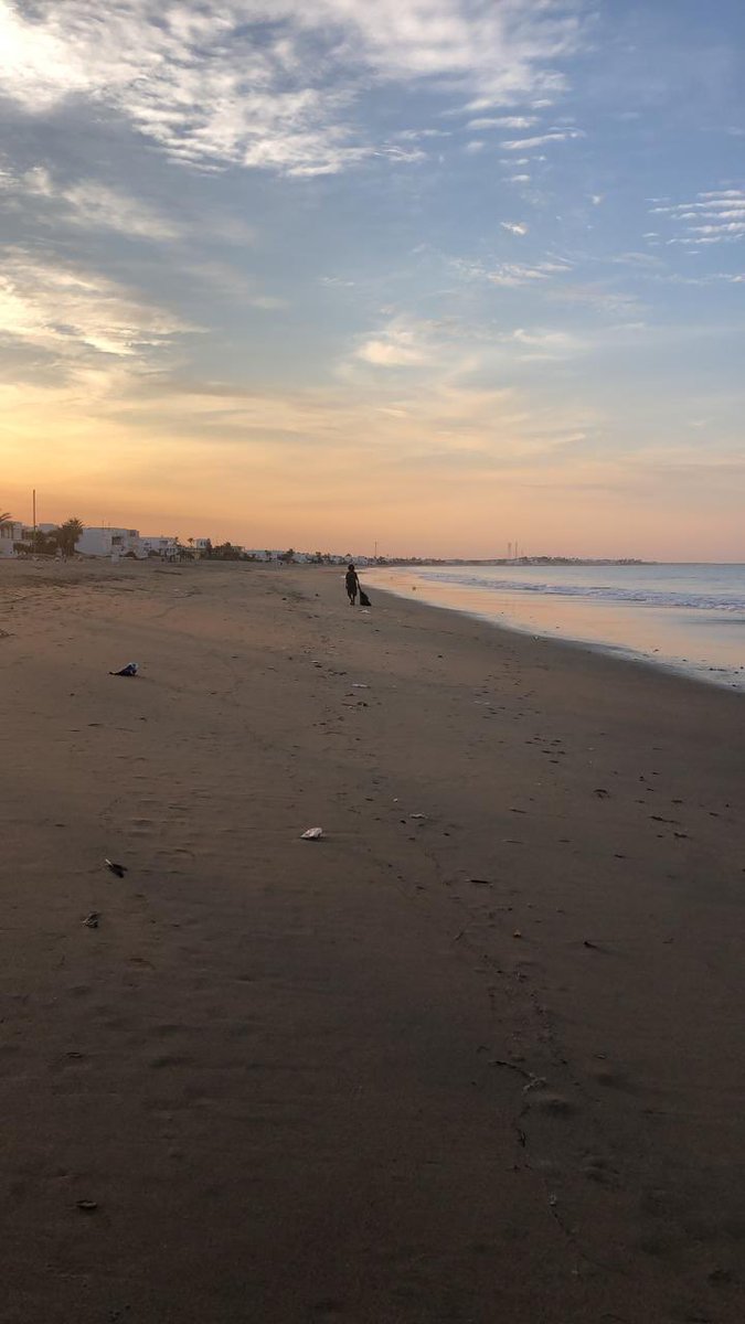 AngelOrejas1's tweet photo. Gente sin conciencia. MULTAS!!!  con la marea baja la cantidad de basura sobre arena es muchísima si sales a caminar llévate un costal o bolsa ❇️🚦@HermosilloGob @CelidaLopezc @elalbertomedina @Policia_HMO @Pajaropolitico @kinotequiero @KinoSustentable https://t.co/1JgKpNhYEJ
