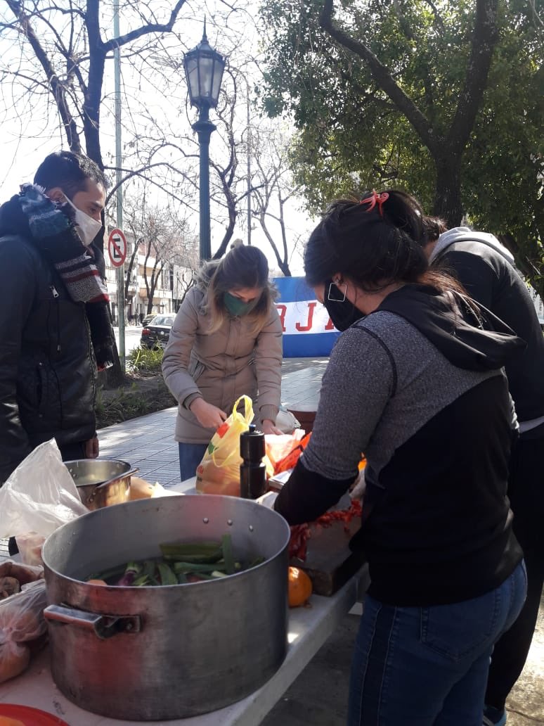 claudioebravo's tweet photo. Ya arrancamos la preparación de nuestro locro para todxs, estamos en Av. Sáenz y Del Tigre Pompeya Comuna 4, te esperamos. #ollaspopulares #solidaridad #NadieSeSalvaSolo @forja_caba https://t.co/5XONJsR6Iz