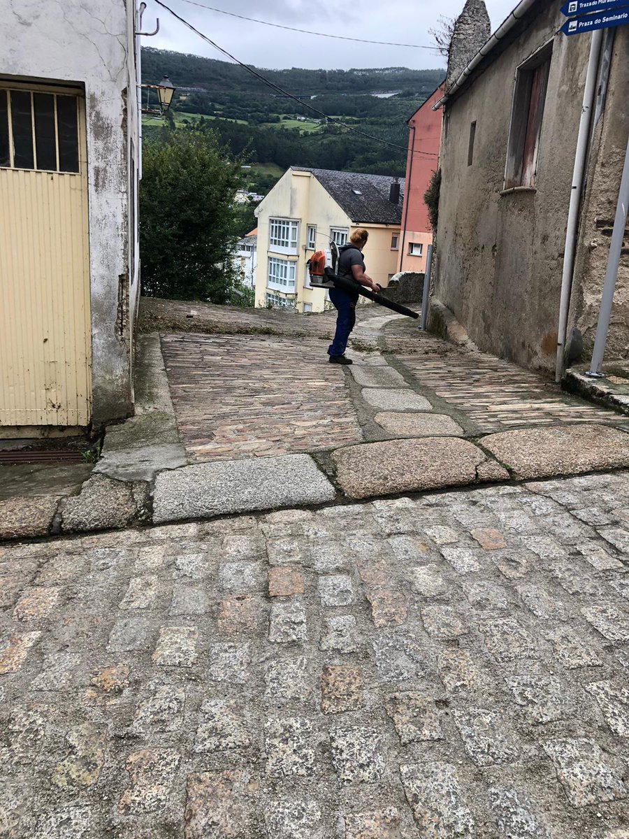 As brigadas municipais continúan outra semana rozando de herbas as rúas e estradas da rede viaria municipal.