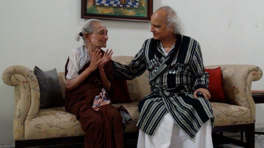 In 2010, Jasraj ji made it a point to meet my Patti (mum's mum) in Bangalore (those were her last years). They had a very loving meeting and conversation about the old Calcutta memories.