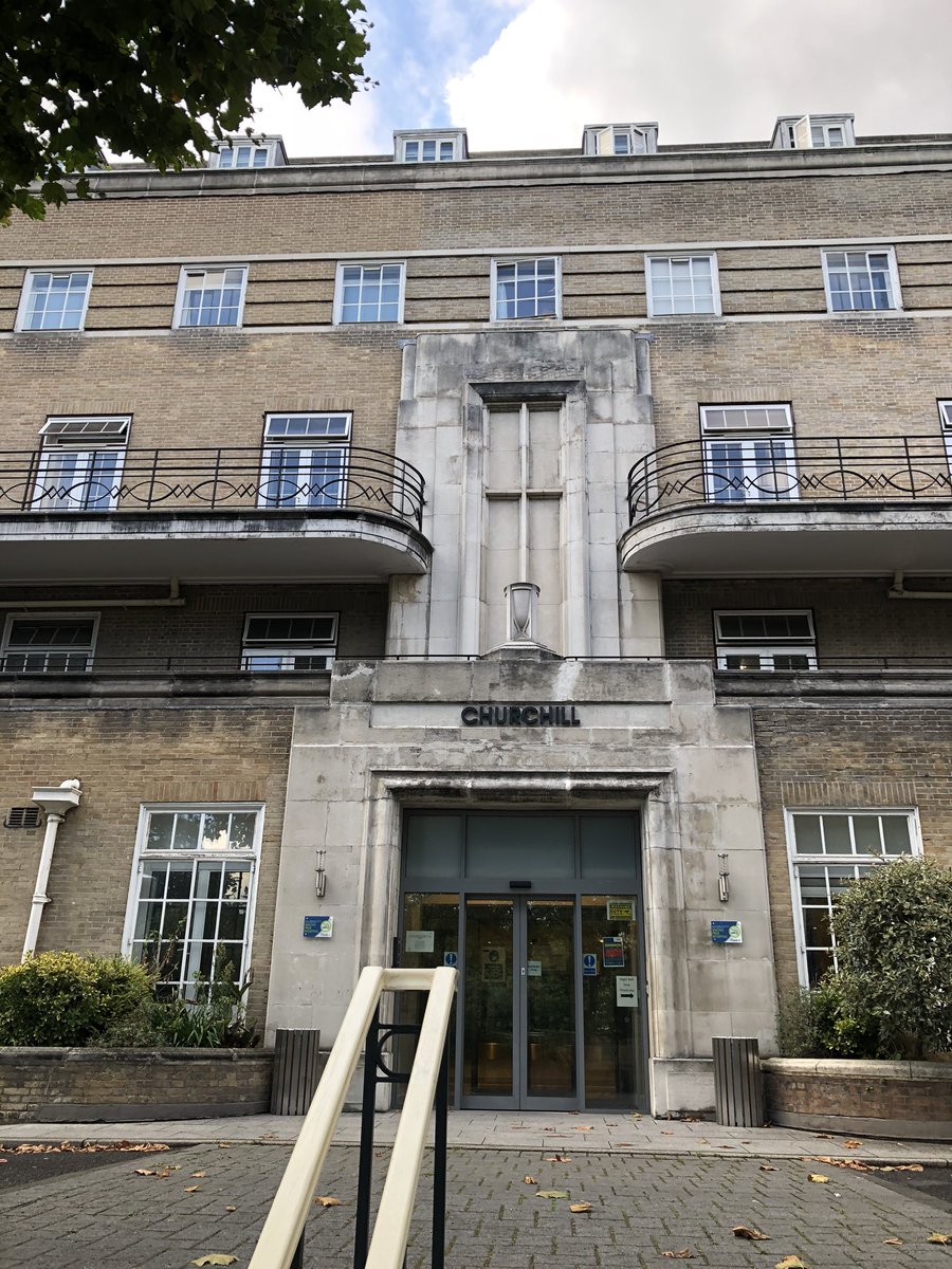 “Churchill” on Lambeth Road has a very art deco entrance and cool streamline balconies – bei  Imperial War Museum