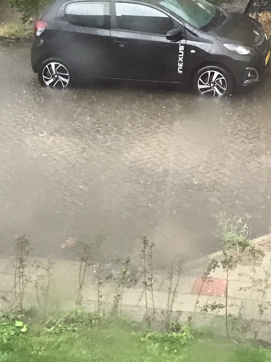 anne_r1987's tweet photo. #hattem #dereest onder water. rioolwater in wc al bijna er overheen😱#onweer #wolkbreuk https://t.co/KiiBz8BsY9