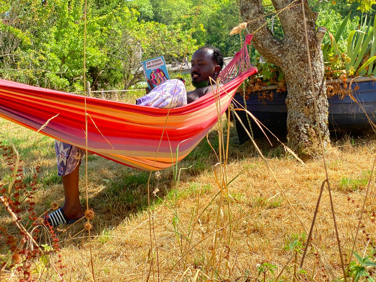 As a lot of you already know, listening to books has truly been a massive game changer for me, but sometimes I have to make an exception and read a book. And  #DeGoedeImmigrant has definitely been worth it!!! When I read @nduwanje’s piece, I felt so many different things.