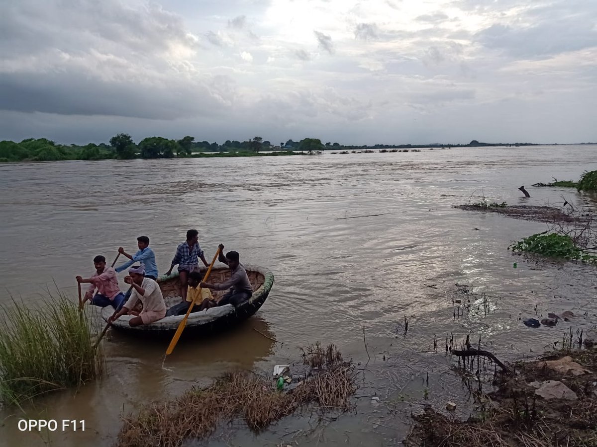 Guru_TNIE's tweet photo. #Godavari discharge rate touched 20,01,525 cusecs #ThirdWarning signal issued. Discharge rate like to increase further during night: #APSDMA @xpressandhra @NewIndianXpress https://t.co/JD1Z2nIap2