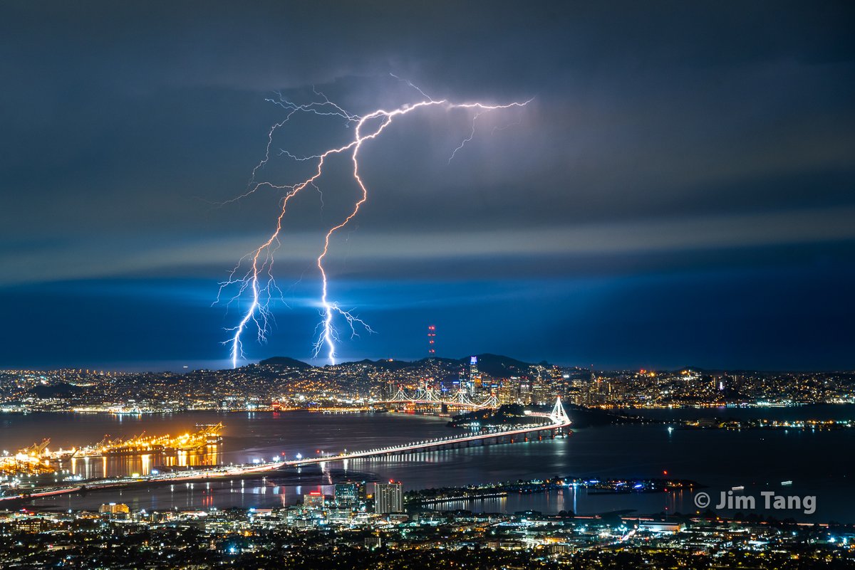 wxmann's tweet image. Beautiful lightning from a thunderstorm offshore San Francisco this morning 8/17! #cawx #sf @NWSBayArea