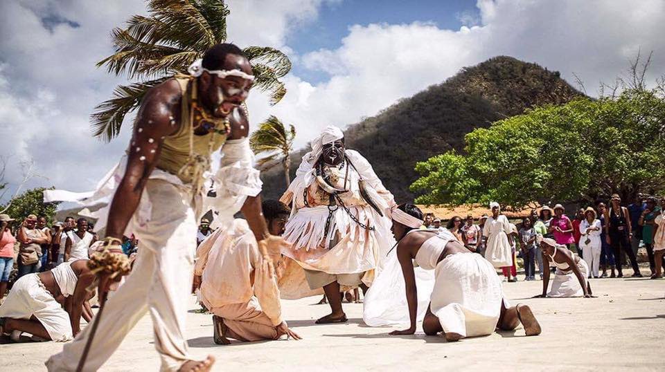 pa seya e kompromiso, determinashon i firmesa pa lucha pa libertat i tambe pa duna nan forsa *E awa di huramentu tabata kontené ròm, kachu raspá i un puiru blanku.Foto : Ruta di Tula grupo teatral.
