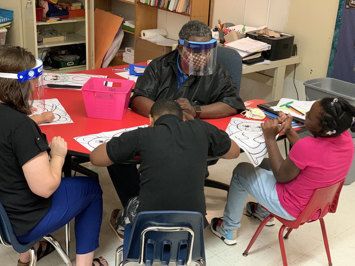 EaglesSouthwest's tweet photo. 🗣These students are enjoying their Mobile Art 🖼 Class with Mr. Higgs in the comfort of their own classroom. In our #NewNormal students stay put, teachers travel❣️#Southwest🦅 #TeachersOnTheMove #ActivityClass #TheresNoPlaceLikeHome🌪 @FCPSchoolsTN @Supt_DrConnie @katawoods51 https://t.co/o1YPOoynfw