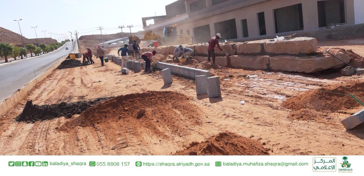 جانب من الاعمال اليومية لقسم الصيانة والتشغيل في ⁧#بلدية_محافظة_شقراء⁩ لصيانة وتطوير الارصفة والمواقف الجانبية بشارع الامام محمد بن عبدالوهاب .