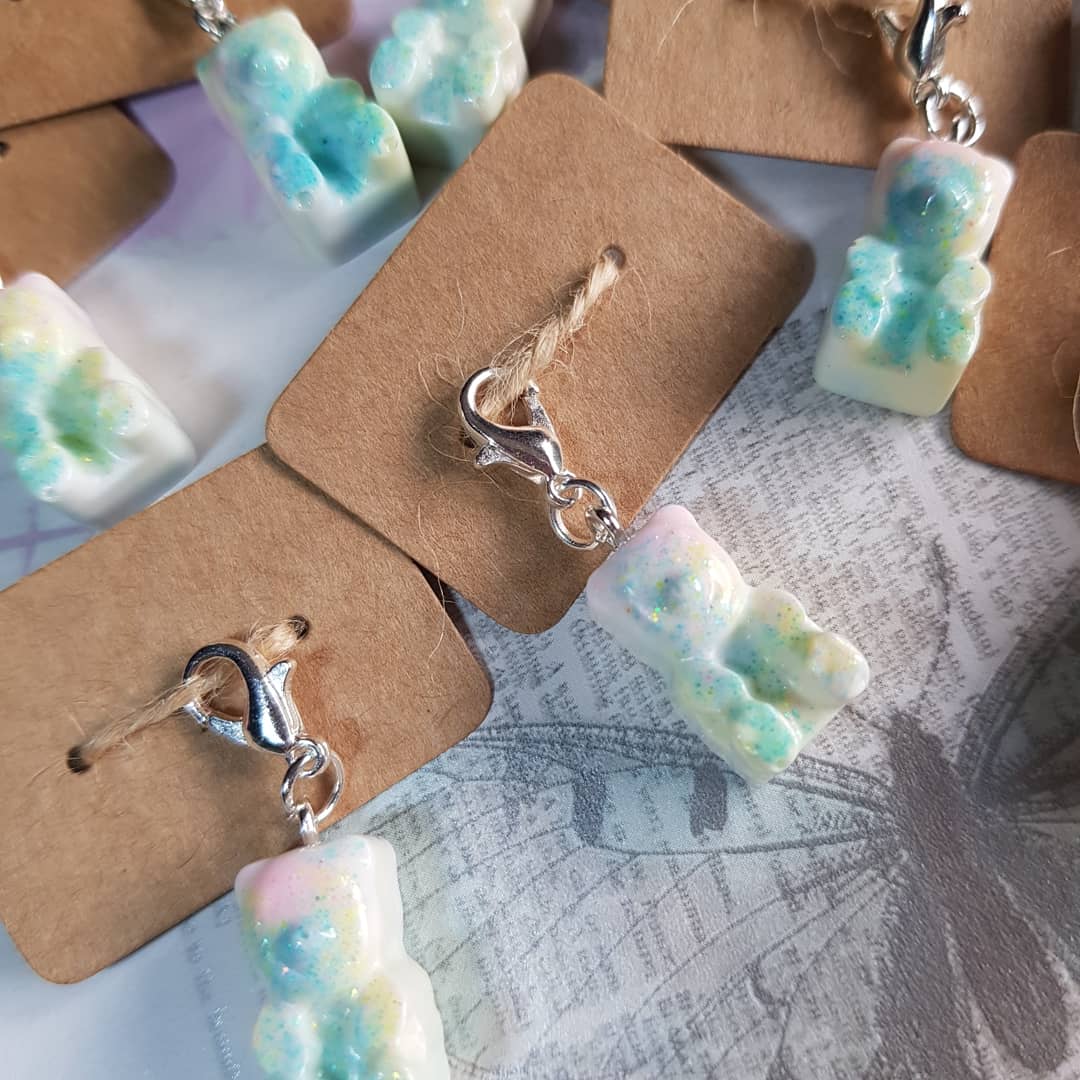 JeysieLeanne's tweet photo. So I thought I'd do something cute on the run up to halloween and give the next 13 customers to order from my Etsy shop a free candy bear charm with any purchase 🍭 (no minimum spend)
#resin #freegift #freecharm #freecharms #gift #candy #teddy #bear #cute #kawaii #handmade #mini https://t.co/xM5tlaIsGY