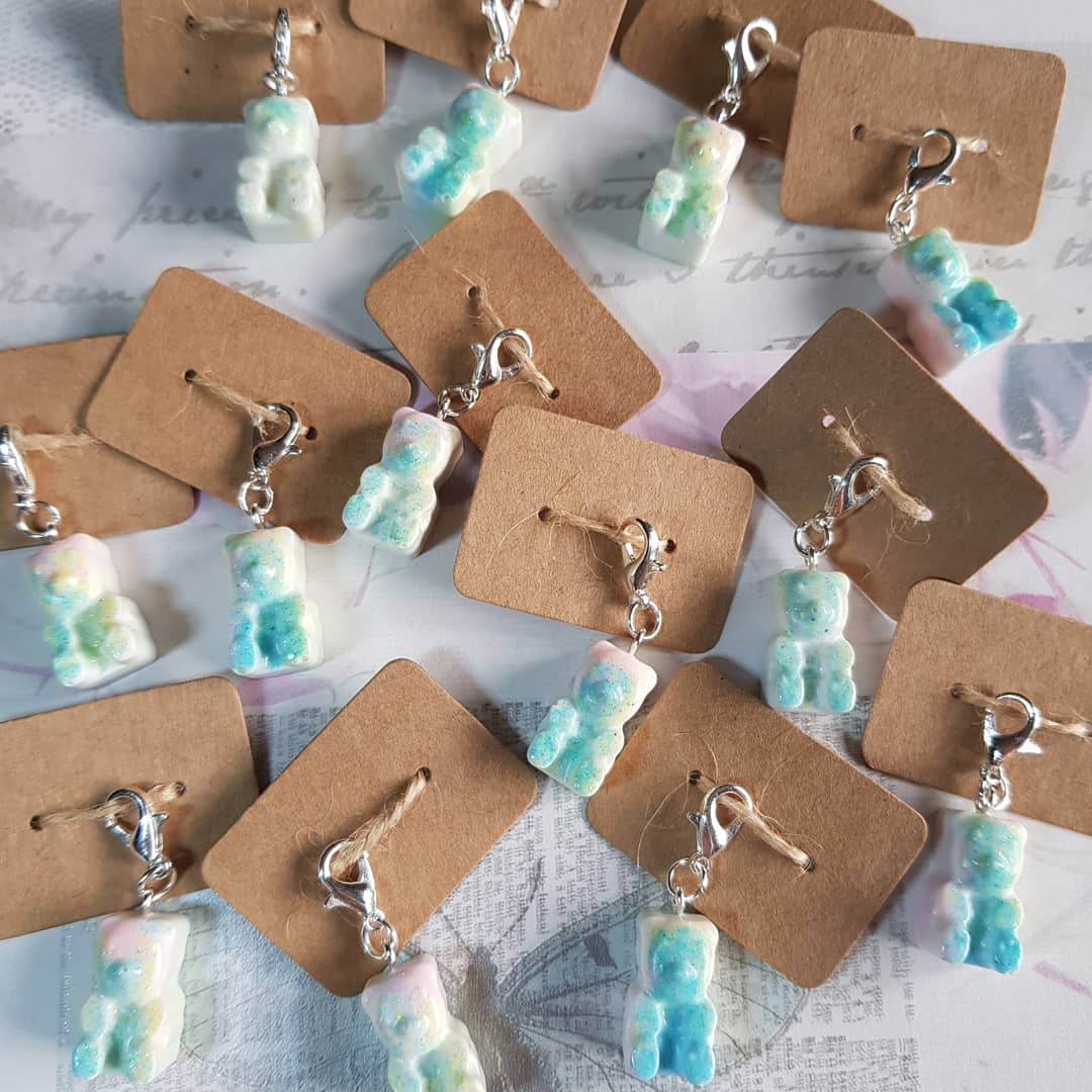JeysieLeanne's tweet photo. So I thought I'd do something cute on the run up to halloween and give the next 13 customers to order from my Etsy shop a free candy bear charm with any purchase 🍭 (no minimum spend)
#resin #freegift #freecharm #freecharms #gift #candy #teddy #bear #cute #kawaii #handmade #mini https://t.co/xM5tlaIsGY