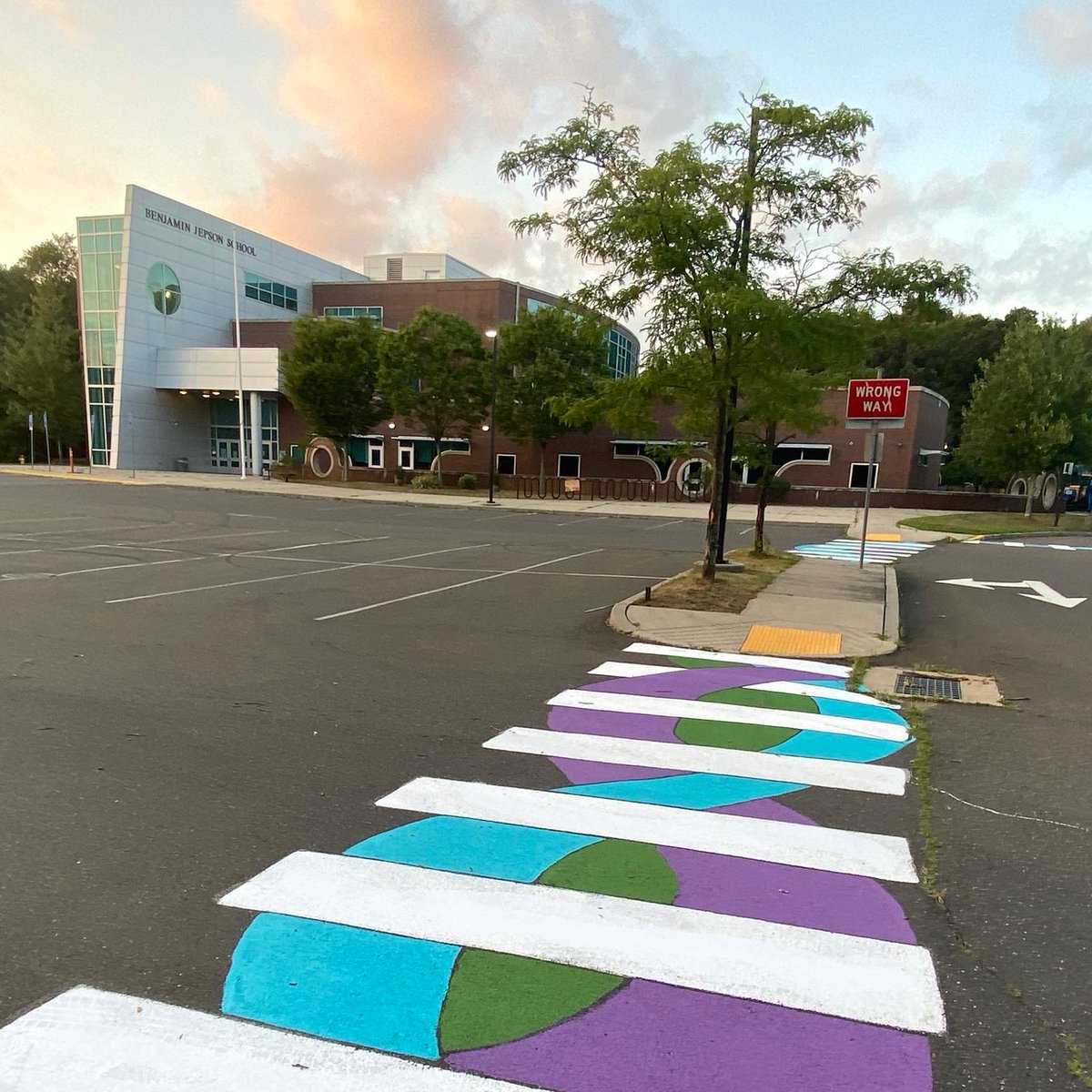 LottaFish's tweet image. Summer Youth Employment paint art on crosswalks, storm drains, rain barrels, and more to draw attention to our everyday connections to local waterways. "Runoff Art" public art projects strive to help reduce water pollution from stormwater runoff! #RunoffArt #WaterIsLife