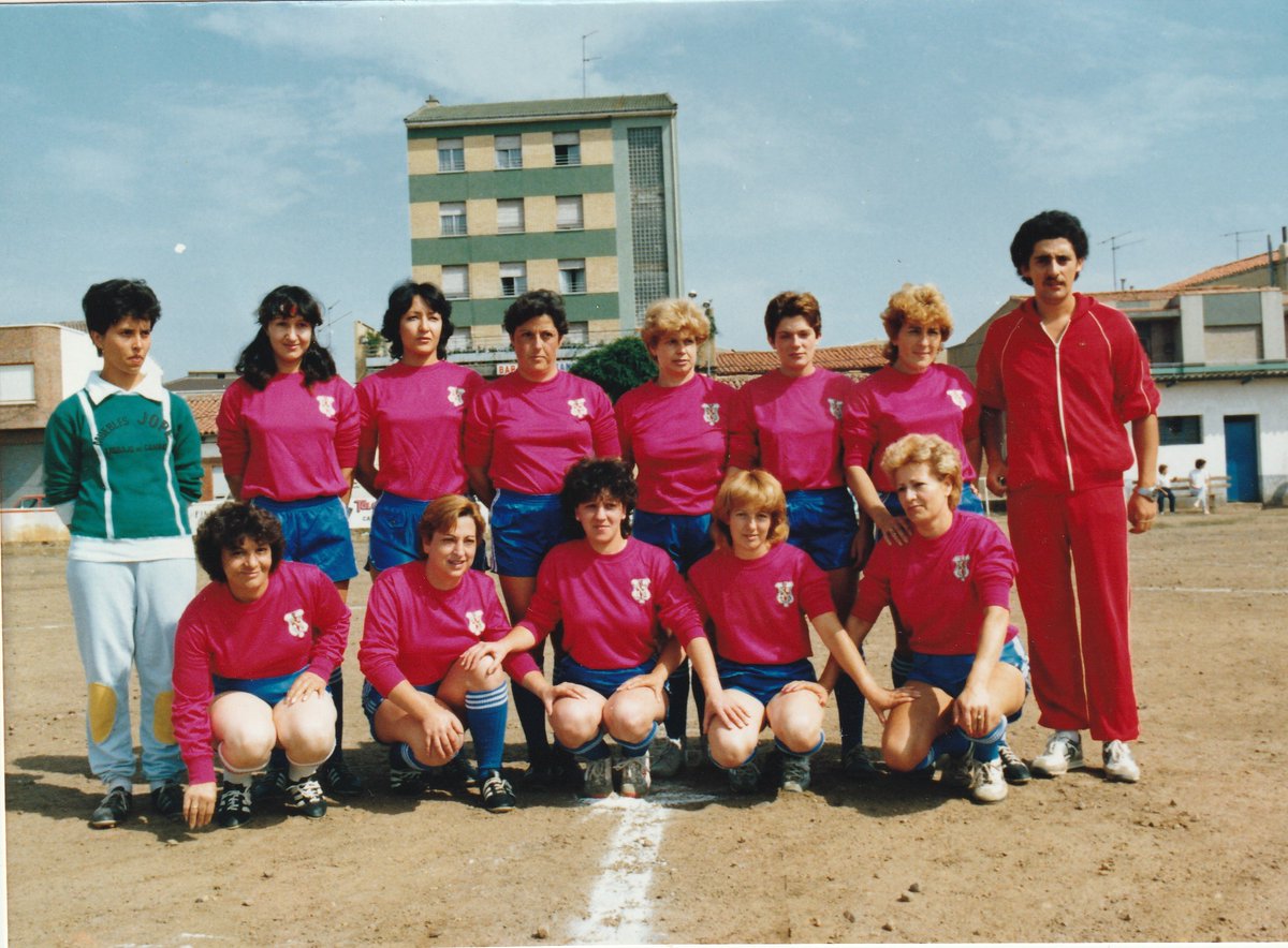 FCyLF's tweet photo. 😊Presen Alonso ha protagonizado 35 años de trabajo, ilusión y compromiso 👏con el fútbol femenino @FCyLF
⚽️#CyL @DFTrobajo
 
👉https://t.co/ok9oLTCogL https://t.co/OldsrOi9aD