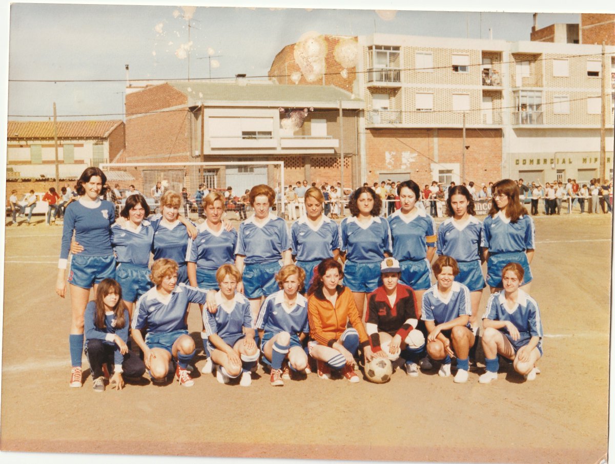 FCyLF's tweet photo. 😊Presen Alonso ha protagonizado 35 años de trabajo, ilusión y compromiso 👏con el fútbol femenino @FCyLF
⚽️#CyL @DFTrobajo
 
👉https://t.co/ok9oLTCogL https://t.co/OldsrOi9aD