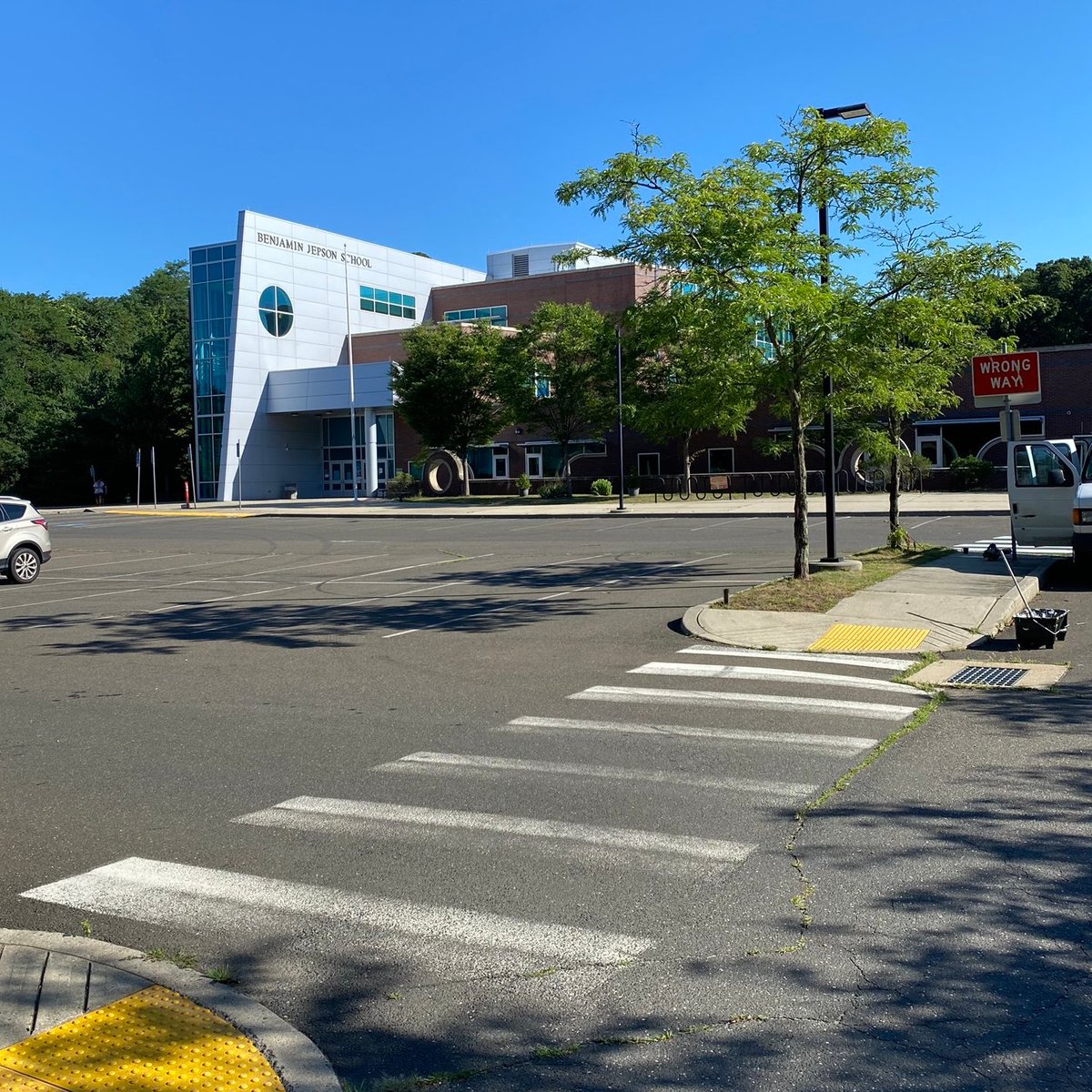 LottaFish's tweet image. Summer Youth Employment paint art on crosswalks, storm drains, rain barrels, and more to draw attention to our everyday connections to local waterways. "Runoff Art" public art projects strive to help reduce water pollution from stormwater runoff! #RunoffArt #WaterIsLife