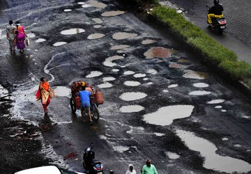 TOIPlus's tweet photo. #MumbaiRains: Mumbai has more potholes than the craters on the moon

Photos by @TOIMumbai https://t.co/hYJ1qzFpm5