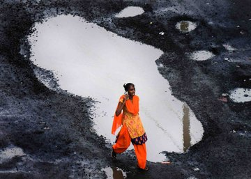 TOIPlus's tweet photo. #MumbaiRains: Mumbai has more potholes than the craters on the moon

Photos by @TOIMumbai https://t.co/hYJ1qzFpm5