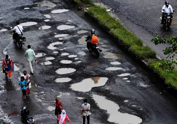 TOIPlus's tweet photo. #MumbaiRains: Mumbai has more potholes than the craters on the moon

Photos by @TOIMumbai https://t.co/hYJ1qzFpm5