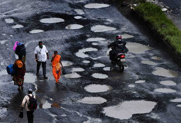 TOIPlus's tweet photo. #MumbaiRains: Mumbai has more potholes than the craters on the moon

Photos by @TOIMumbai https://t.co/hYJ1qzFpm5