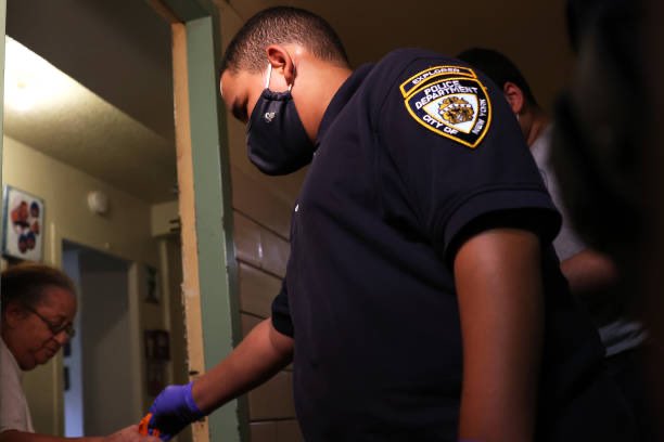 NYPDCollabPolic's tweet photo. Our Explorers and @NYCSeniors kick started the Seniors Farmers’ Market Nutrition Program!! The Explorers will find the grocery lists on a participating senior’s door and head to local farmers markets with federally funded vouchers 🥒🥦🥕

For more info ➡️ https://t.co/ghC5iceW37 https://t.co/LmacltkU2G