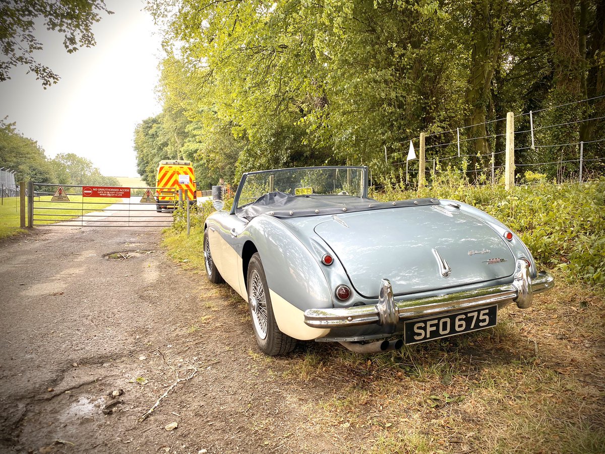 MARSHAL MONDAY!🧡

I bring you this Silver Spirit / Healey 3000 combo to tell you that there’s still chance to join the ranks as a <a href="/BMMCUK/">BMMC</a> Marshal for this Saturday’s <a href="/MSVRacing/">MotorSport Vision Racing (MSVR)</a> event.

Email Chief Marshal David Owen dsowen57@btinternet.com for details &amp; check out <a href="/CadwellESTeam/">Cadwell Marshals Team</a>.