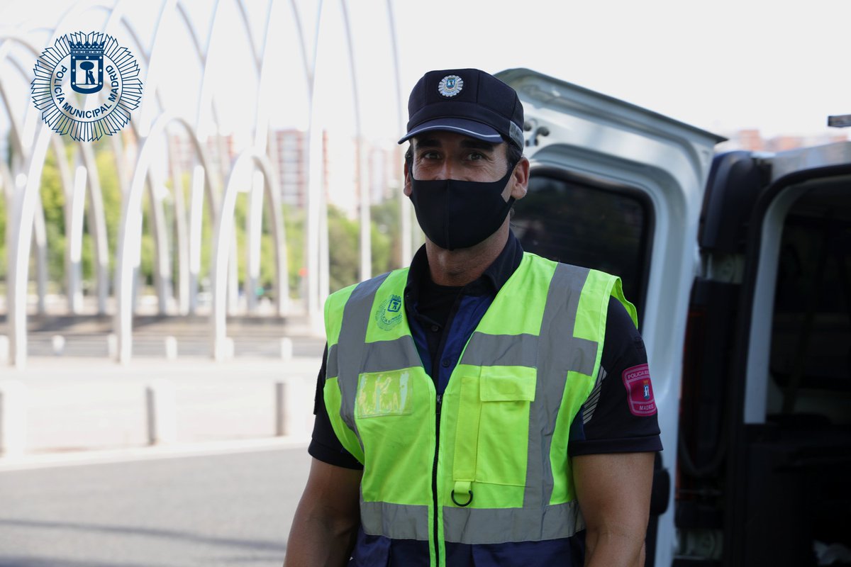policiademadrid's tweet photo. Por tu familia, por tu pareja, por tus amigos...por esa persona con la que te vas a cruzar por la calle.
Por ti, por tu salud.
🚨 Os recordamos el uso obligatorio de la mascarilla 🚨
#cuidemonosentretodos #RESPONSABILIDAD #PMM https://t.co/jzO2deJj9V