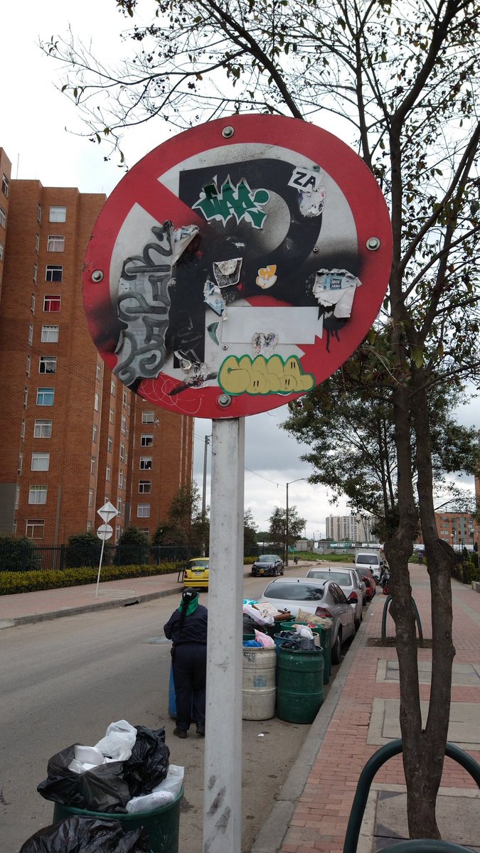 crpalacio52's tweet photo. @TransitoBta frente al conjunto Ciudad Tintal II dejan carros parqueados como si nada #HayQueRespetar https://t.co/Iik7N87ShB