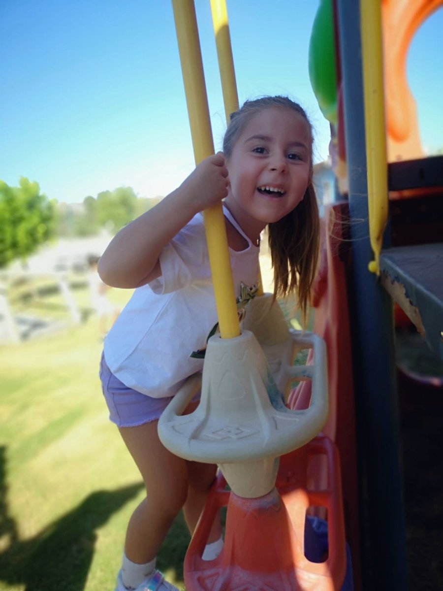 Bugün renklendik 🎠🎡🌈Öğrencilerimizi sabah kontrollü bir şekilde karşıladıktan sonra Neşeli karakterimiz 'Mesafeli' ile sosyal mesafe kurallarımızı öğrendik. Özlediğimiz oyunlarımıza, İngilizce derslerimize ve diğer eğlenceli etkinliklerimize devam ettik. 🤗 #bodrumbahçeşehir
