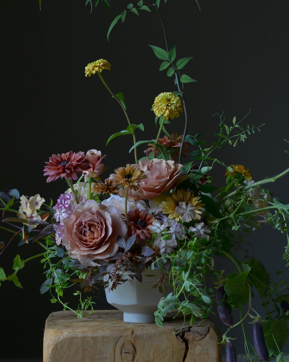 SarahSimply's tweet image. We have just two dates left for one to one classes this year, before we let the garden rest. If you would like a full or half day on 16th or 19th October please get in touch. 
www.simplybyarrangement@sky.com
#britishflowers, #nofloralfoam, #flowerclass