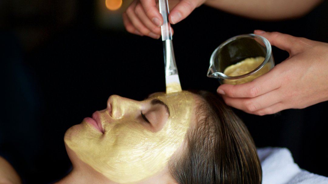 Facial treatments are back - our eyebrows have never been so happy (nor hairy). Definitely time to #treatyourself to some #spatherapy. We can now offer facials, waxing, scalp massages and eyelash treatments again❤️