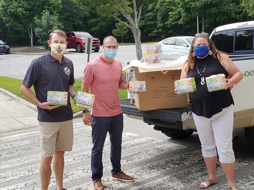 NHVoyagers's tweet image. We received a donation this morning from @GraceChurchofCH of 10,000 kid-size disposable face masks. They have poured into our school community during this closure with food, school supplies, and love.  #Thankful #NHVoyagers #ChallengeAccepted