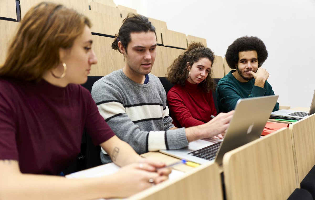 UnivParisSaclay's tweet photo. 👨‍🏫 [#FORMATION]

Ecole #universitaire de premier cycle @UnivParisSaclay : + de 13 000 étudiants 👨‍🎓👩‍🎓 sont attendus #RENTREE2020, répartis sur 76 formations 📚 différentes !

Objectif: assurer et accompagner leurs réussites !🤝✨

👉 https://t.co/8Hyj5gY3K4

#Licence #DUT #DEUST https://t.co/Lmbo4TxjOj