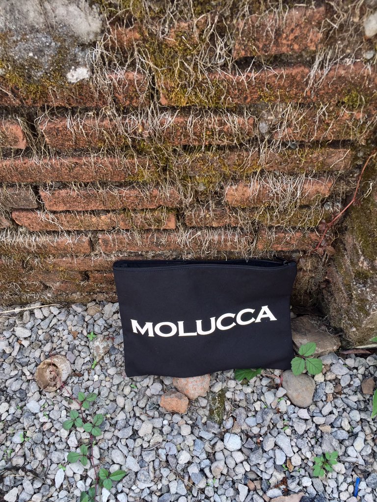 ibuk bos tadi mengajak buah tangan terbaru, yaitu tas genggam dari <a href="/moluccaproject/">molucca project</a> jalan-jalan sedikit. bahannya bagus. ibuk bos senang. sebab di hari merdeka ini, tetap jualan adalah koentji. mari belanja. simak di instagram <a href="/moluccaproject/">molucca project</a> ya.