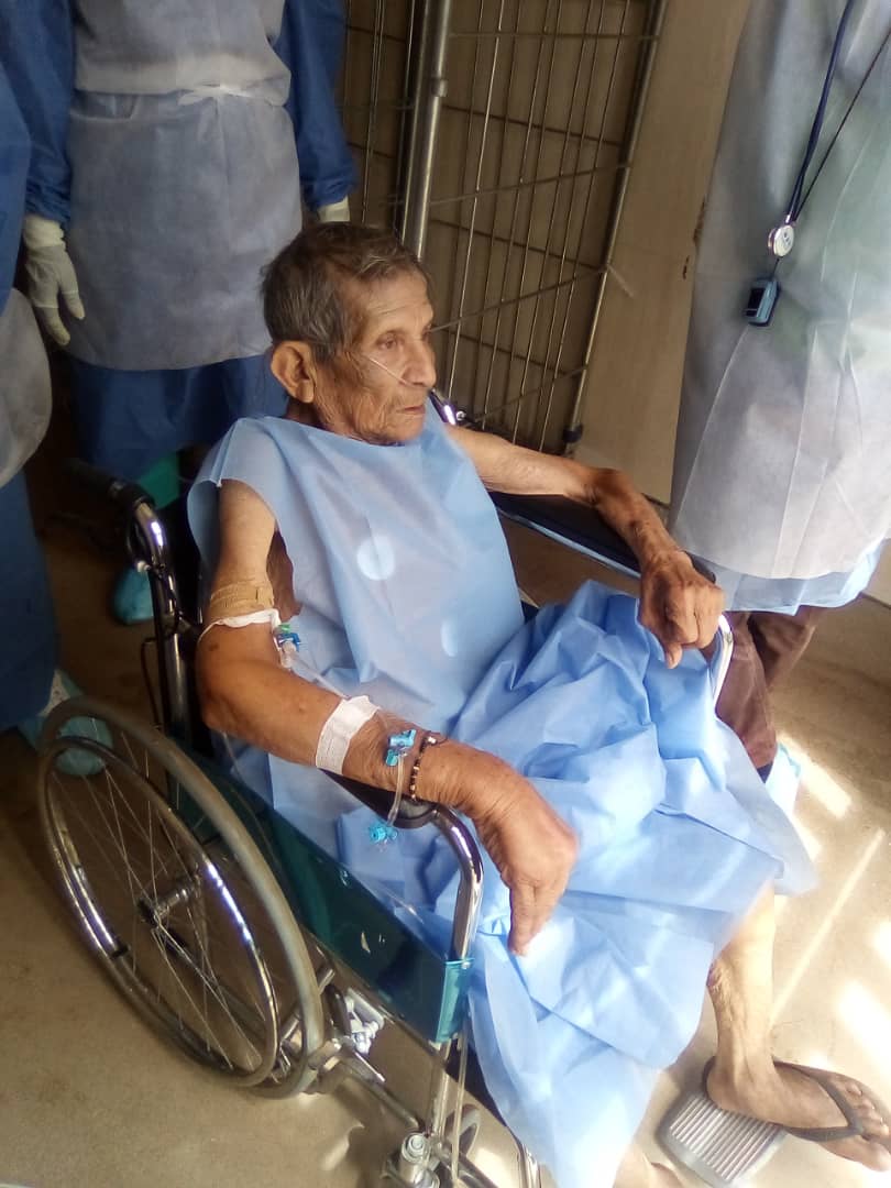 FFuigueredo's tweet photo. Orgullosos de nuestra esmerada labor en Santa Elena de Uairen hoy trasladamos hacia la sala unos de nuestros pacientes recuperados del Covid 19 en nuestra sala de terapia intensiva . https://t.co/RQeClA6lZP