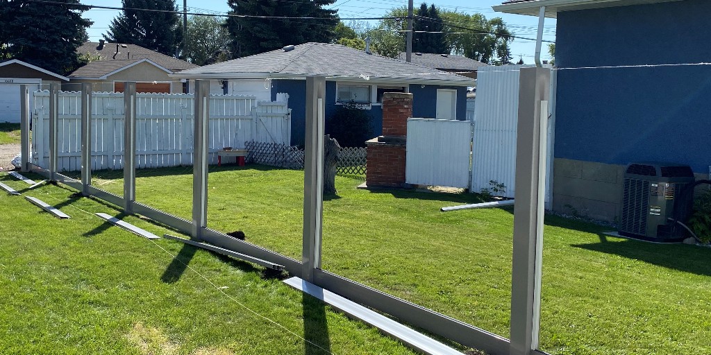 everlastvinyl's tweet photo. Our team at #EverlastVinylFencing has been hard at work this month working on a brand new premium #vinyl two-toned fence! Vinyl fencing offers many benefits including increased curb appeal, increasing the value to your property, and adding #privacy and #protection to your home! https://t.co/mkpyiC36TT