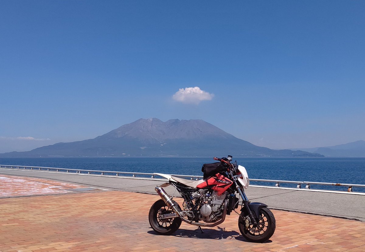 XR100_250's tweet photo. マリンポート(*´ω`*)
#XR100モタード
#Dトラッカー250エンジン
#FCR35
#桜島
#マリポ https://t.co/7WpjSOWnIg