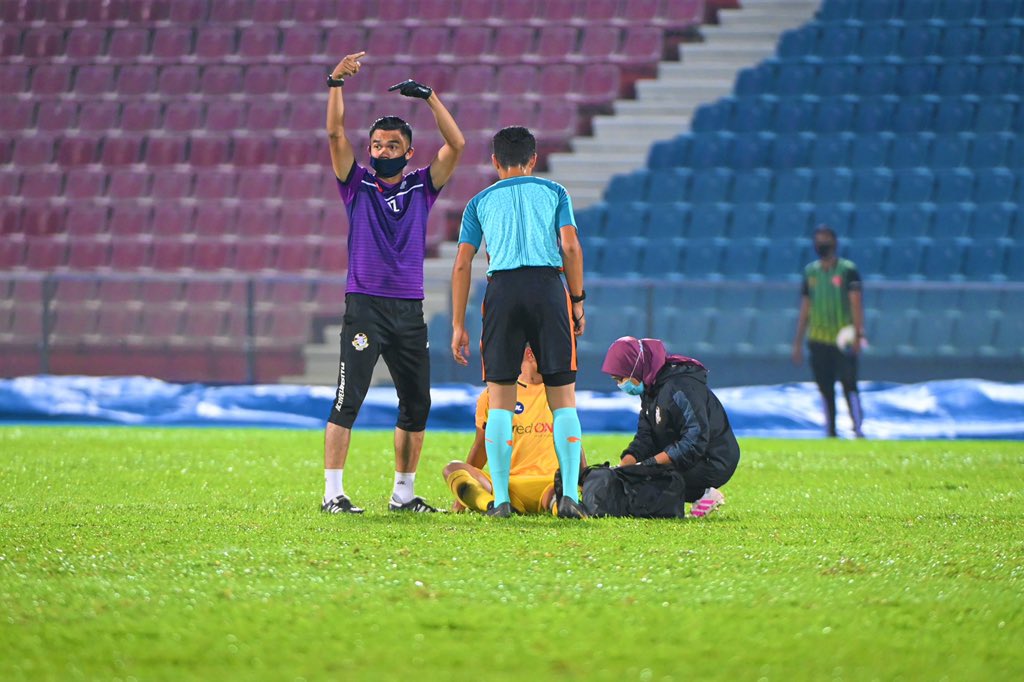 liyanarafiee's tweet photo. Football Physiotherapist โฝ๏ธ ๐ฎ๐ปโโ๏ธ๐ฎ๐ผโโ๏ธ๐ฉ๐ปโโ๏ธ๐ช๐ผ
#thecops
#pdrmfa
#footballphysiotherapist
#physiotherapist https://t.co/QWuCzdCjSw
