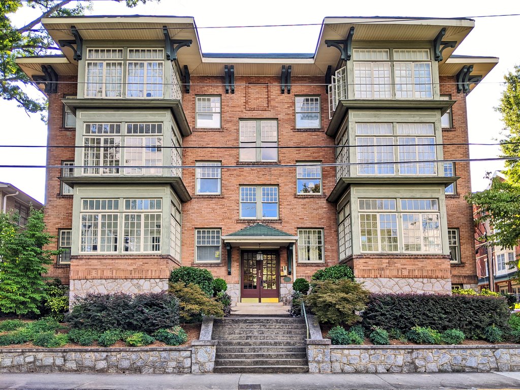 Beautiful old condo building in Midtown on Piedmont Avenue. The Elliot, built in the 1910s. Looks like it's been taken care of very well for a 100 year old structure.