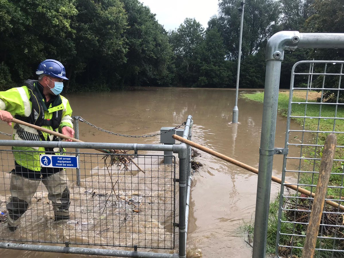 Environment Officers are in #Barnstaple clearing trash screens to get water moving again. Picture shows Coney Gut stream this afternoon #Floodaware