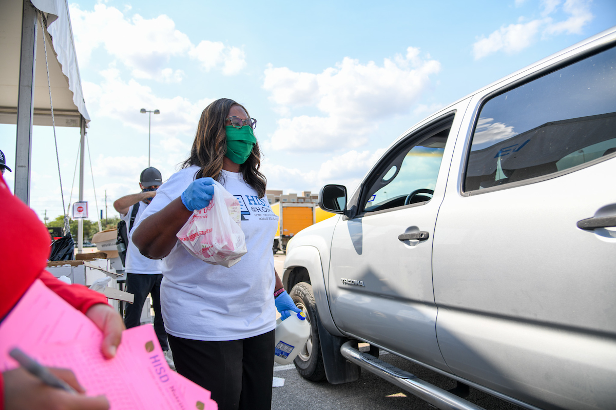 HoustonISD's tweet photo. ICYMI: @HISDNutri and @HoustonFoodBank provided big help to #HISD families in need during last week's mass food distribution @nrgpark. 

Two more distributions are scheduled for this Friday, Aug. 21 and Friday, Aug. 28. Read more at https://t.co/FhMEa8eEuy #goodfood https://t.co/cEYAZ4MyRD