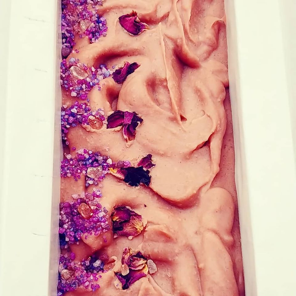SoapHut's tweet photo. Rose Quartz Salt Bar
Made with the best of Saponified Coconut Oil, Olive Oil and Safflower Oil. Added are Fine Sea Salt, Pink Clay, Red Clay and Rose Petals. Scented with your favorite Rose Quartz.
#soap #handmade #rose #quartz #seasalt #saltbar #new #newproductalert #clays https://t.co/J6DX6pfP8J