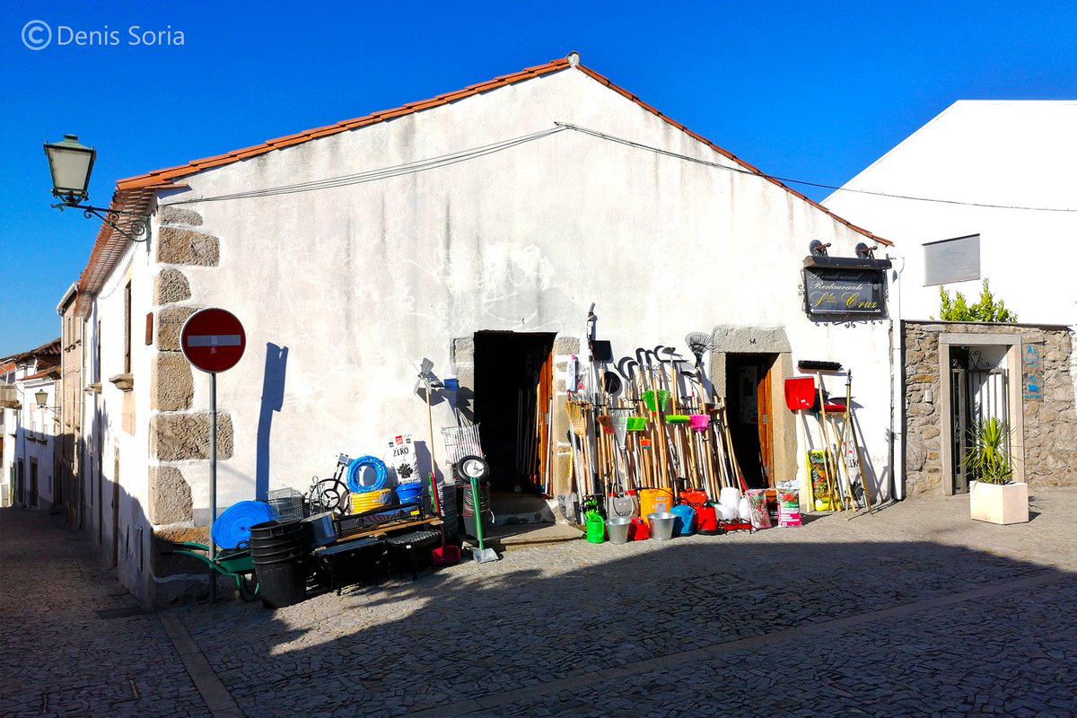  Nós agospiemos nel Residencial Santa Cruz, un llugar bien afayadizu al llau del castiellu por namás 35€/pareya. Lo meyor ye qu'en tolos cuartos teníen l̵a̵ ̵B̵i̵b̵l̵i̵a̵ un diccionariu de mirandés pa consulta «¡Meca, entós igual se fala más de lo que pensaba», dixi pa min.