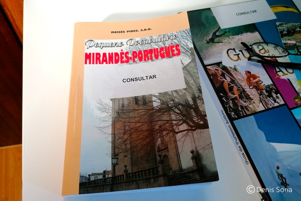  Nós agospiemos nel Residencial Santa Cruz, un llugar bien afayadizu al llau del castiellu por namás 35€/pareya. Lo meyor ye qu'en tolos cuartos teníen l̵a̵ ̵B̵i̵b̵l̵i̵a̵ un diccionariu de mirandés pa consulta «¡Meca, entós igual se fala más de lo que pensaba», dixi pa min.