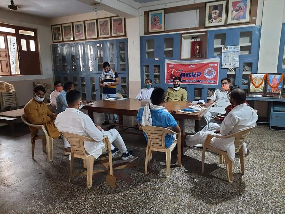 SumitSirsa1's tweet photo. हिसार विभाग समिति बैठक,विवेकानंद भवन हिसार में 3 सत्रों में सम्पन्न हुई
बैठक में श्री श्याम सिंह जी राजावत,प्रान्त संगठन मंत्री हरियाणा विशेष रूप से उपस्थित रहे।विभाग प्रमुख प्रा०हेमंत जी कौशिक, विभाग संयोजक  रोहित जी शर्मा, प्रांत विश्वविद्यालय कार्य प्रमुख श्री सुमित मैहता जी https://t.co/Q4rladowqW