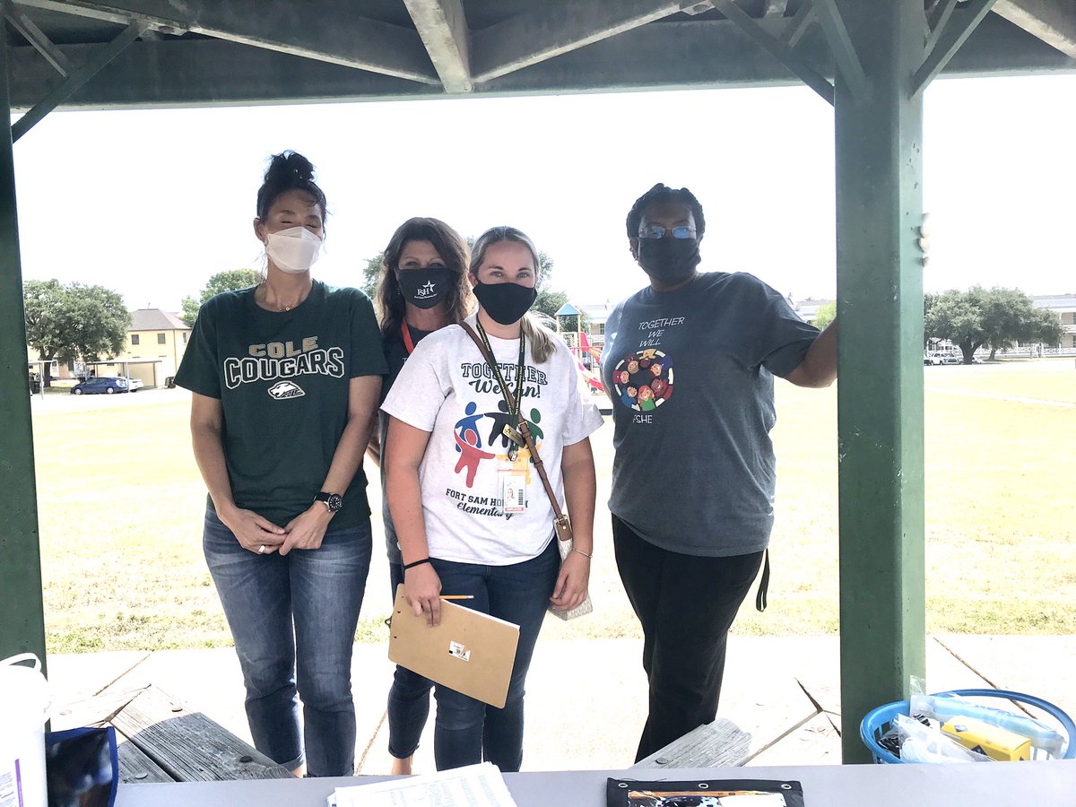 jnovak_julie's tweet photo. #RemoteLearning is better when lunch is brought to your @FSHISD neighborhood! Love the βwe > meβ shirts our Elementary staff are wearing today! #FSHLimitlessLearning #Teamwork @WeGoPublic https://t.co/Ye9PjTLbHz