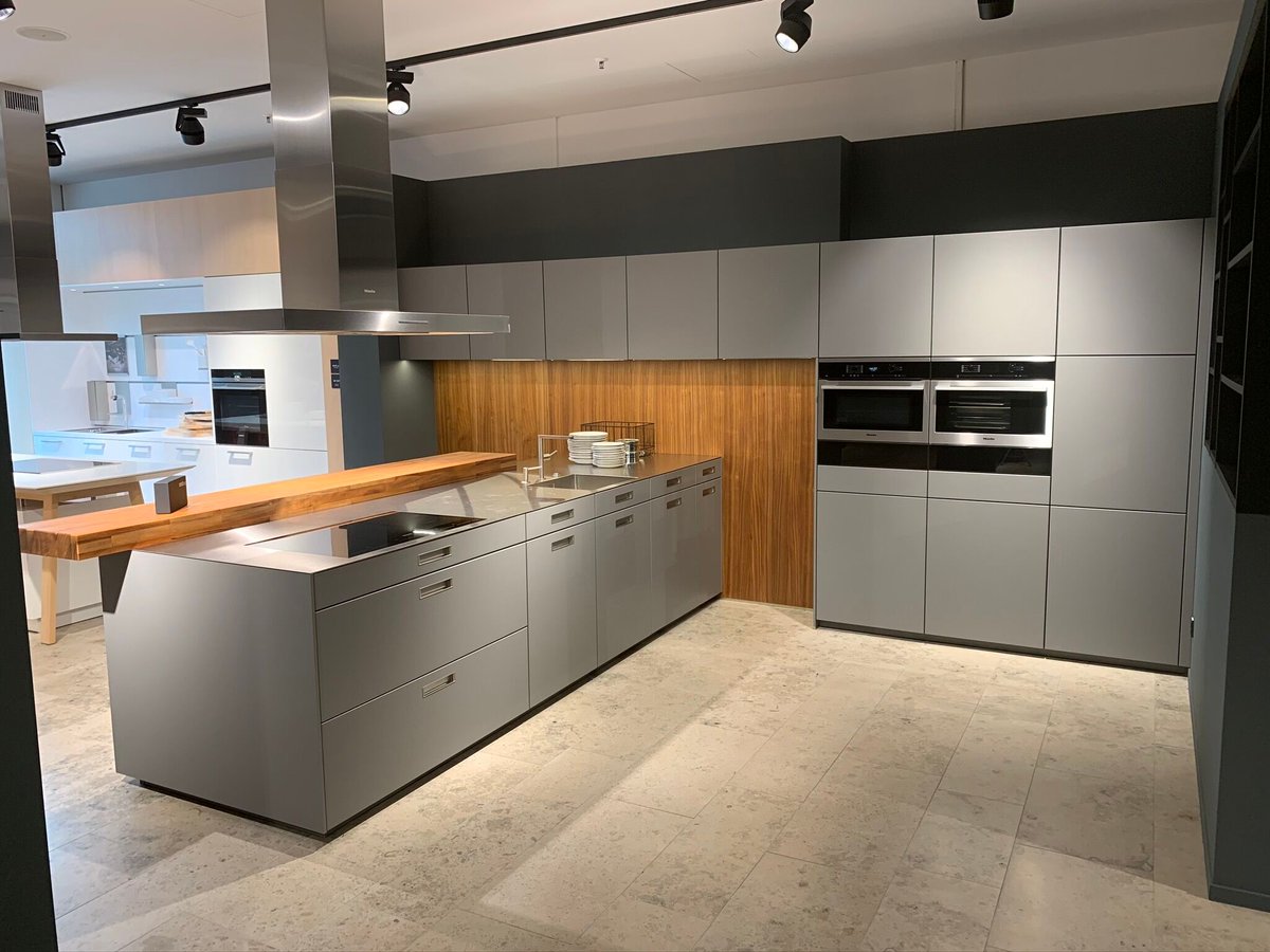 Monotone, but never drab. 

#schuller #germankitchens #cheshirekitchens #handlelesskitchen